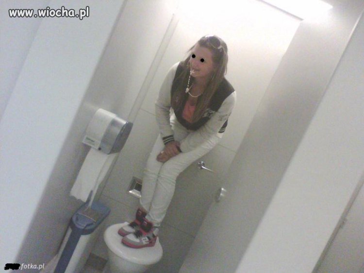 WTF?!
Nowa moda na fotki na kiblu..