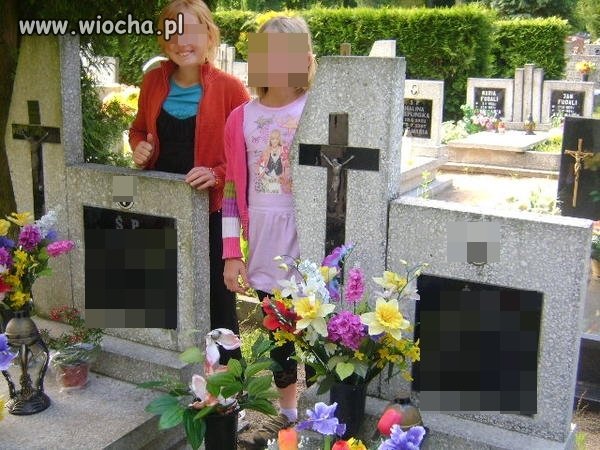 Zdjęcie na cmentarzu z uśmiechem na twarzy