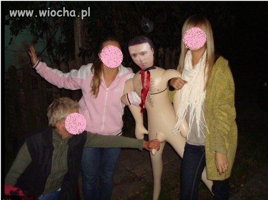 Nie ma to jak zabawy z gumową lalką 
