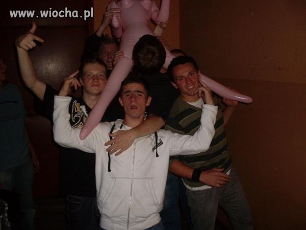 Mina chłopaka powala.