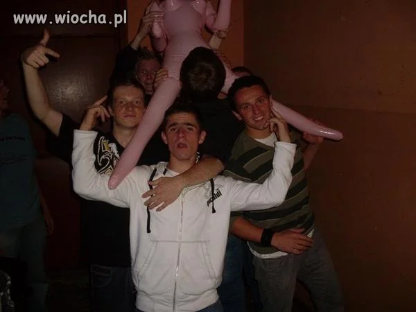Mina chłopaka powala.