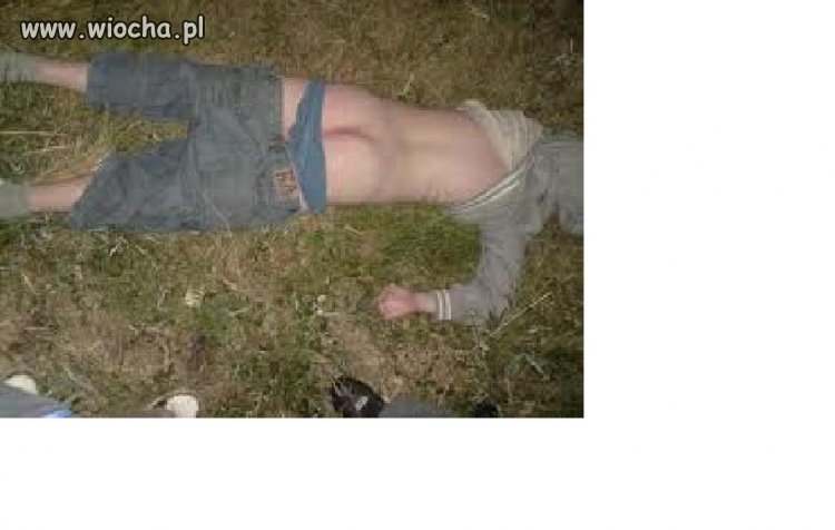 Po imrezie tak się nawalił i zasnął.