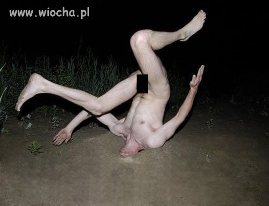 Yoga? Breakdance? Struś z głową w piasku?