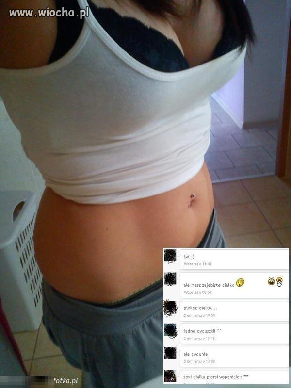 Cycki, brzuch, kolczyk w pępku, kawałek majtek.