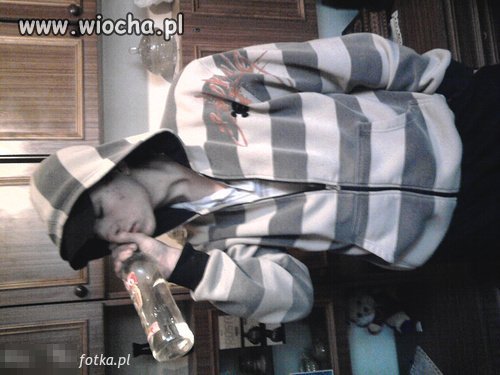 Pijemy orenżadę z butelki po wódce.