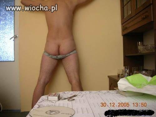 Goła dupa +zestaw małego MacGyver'a: zapałki, nożyczki, CD