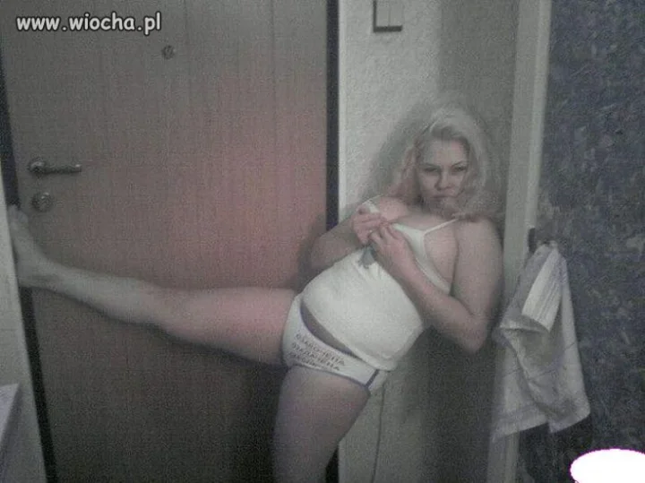 Aj ta blondyneczka...
