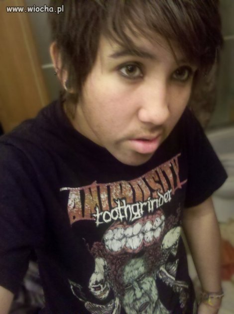 Emo z pierwszym wąsem
