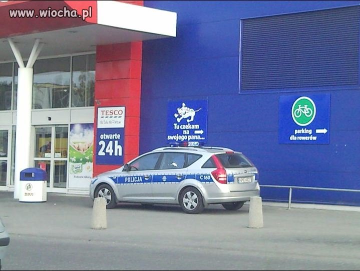 Każdy gdzieś na kogoś czeka.