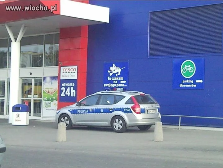 Każdy gdzieś na kogoś czeka.