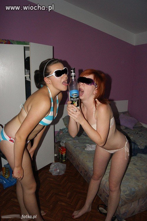 Negliż, alkohol i okulary- OK