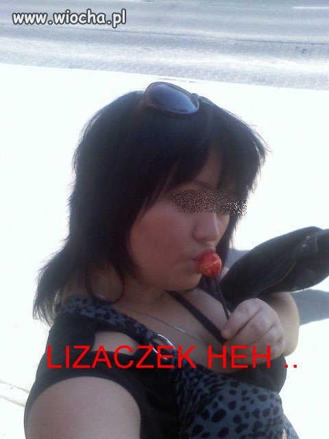 Sexy lacha z lizaczkiem i podpis pod zdjęciem :