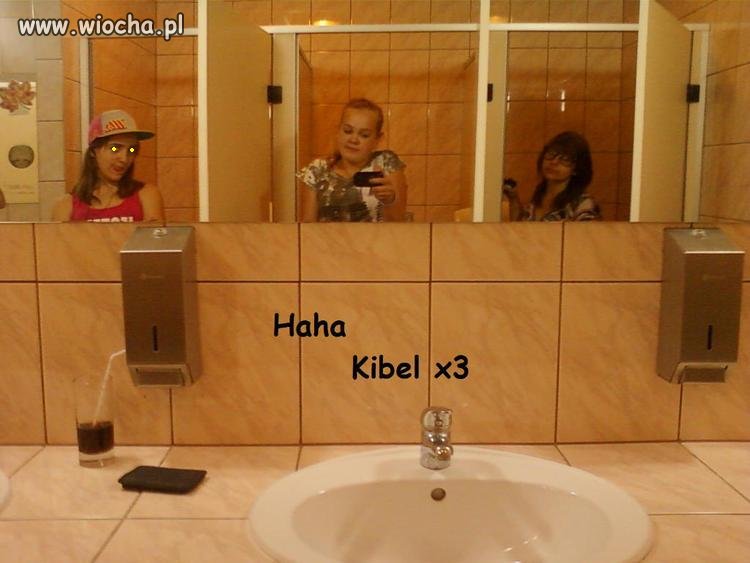 Ahh ten kibel. Spojrzenie na telefon bezcenne xD