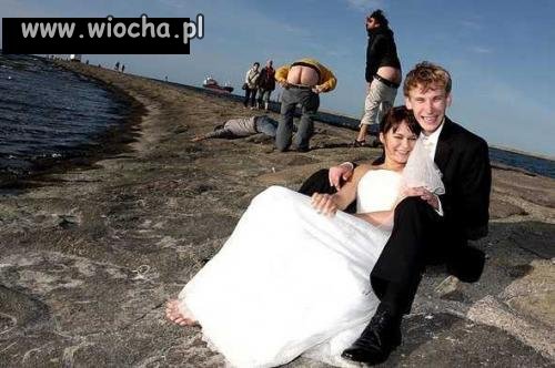Zdjęcie ślubne z rowami w tle...