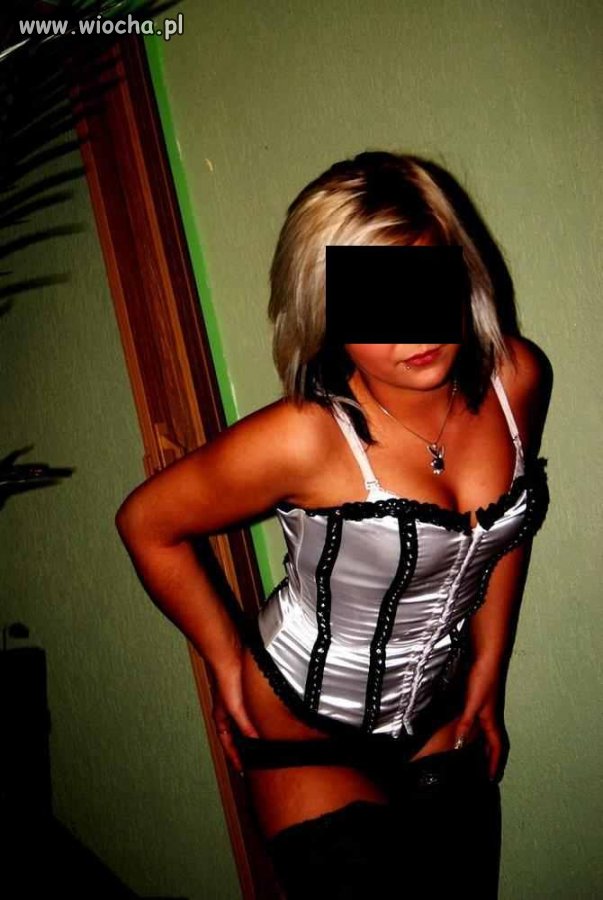 Szesnastolatka pokazuje swoje wdzięki.