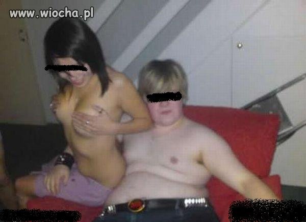 Koleżanka zdążyła zasłonić piersi.