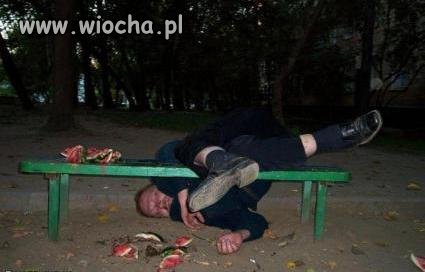 Raz na ławce, raz pod ławką