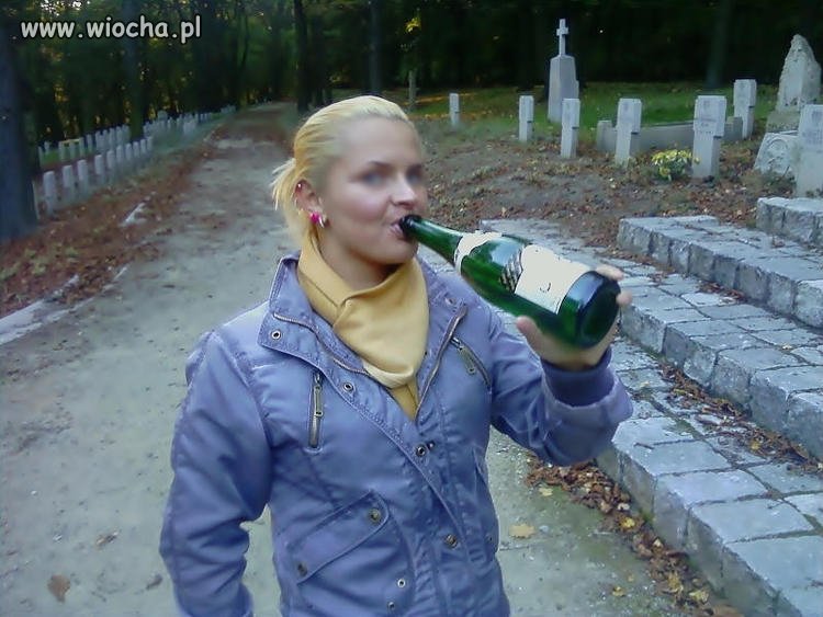 Nie ma to jak chlanie na cmentarzu...