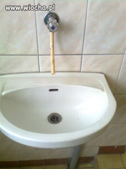 Zdjęcie umywalki w urzędzie pracy