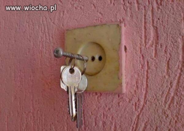 Synku nie zapomnij kluczy... A gdzie są?? Na wieszaku..