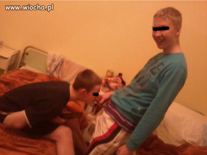 Zabawy nastolatków w szpialu.