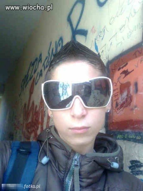 Duuuża mucha + kolczyli w uszach bleee