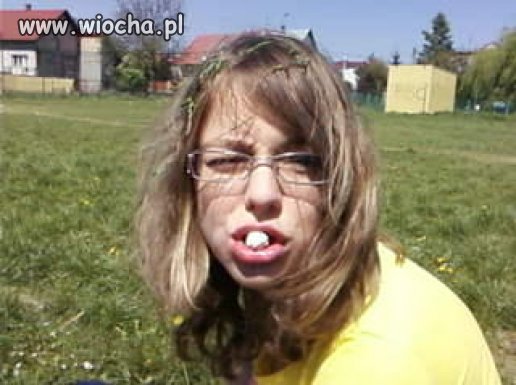 WTF? Co ona ma w ustach?
