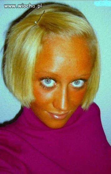 Blond włoski, róż i ten pomarańczowy wyraz twarzy.