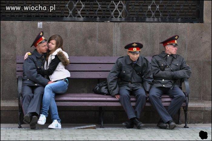 Za mundurem panny sznurem
