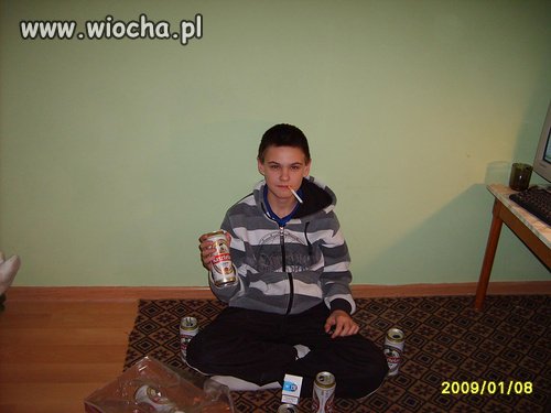 Lans dzieciaka z pustymi puszkami i papierosem...