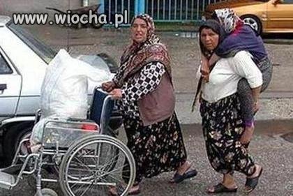 Babcia nosi drugą babcie.