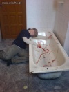 Zgon, ketchup, stara nieprzymocowana wanna
