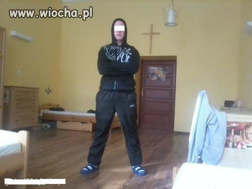 Gangsta na plebani i w klapkach ze skarpetkami.