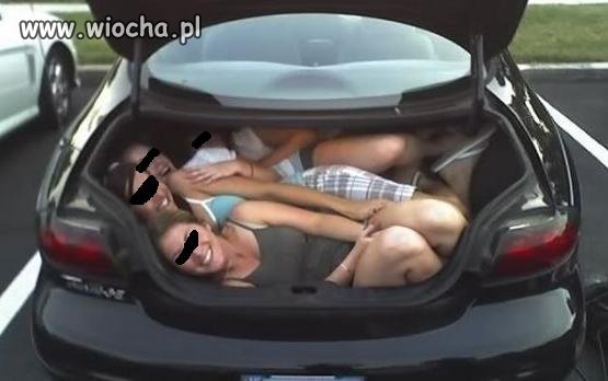 10 osób w samochodzie