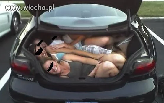 10 osób w samochodzie