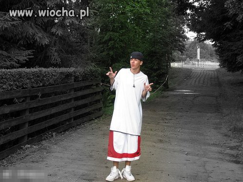 Facet w spódnicy 