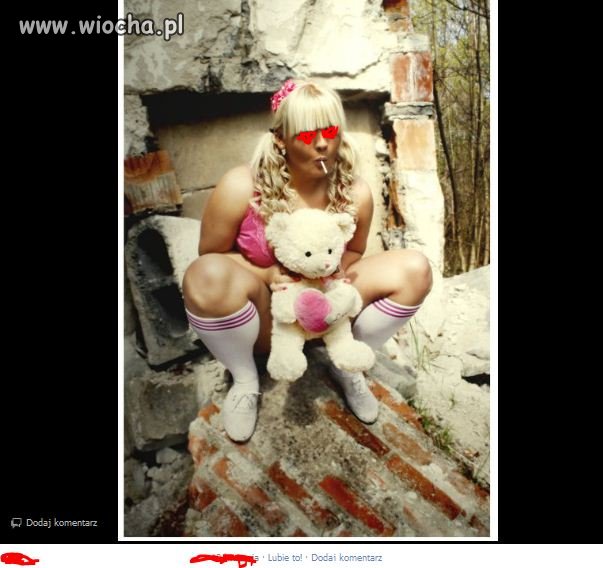 Blond, róż, rozłożone nogi..