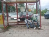 W oczekiwaniu na autobus