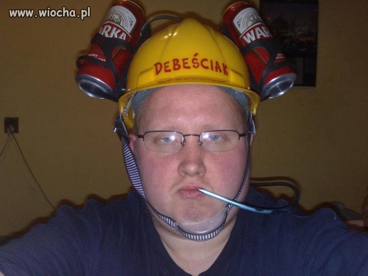 Kask z budowy i 2 bidony.