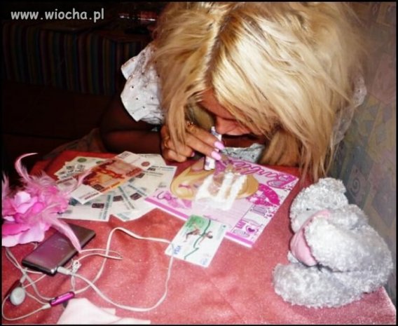 Nie ma to jak wciągać mąkę na podkładce Barbie