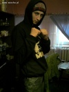 MMA fighter i czapka w domu