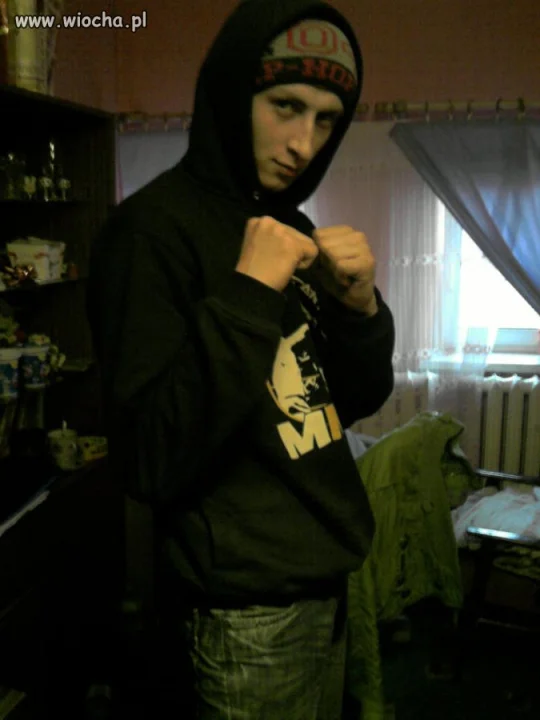 MMA fighter i czapka w domu