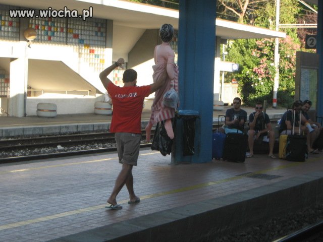 Paradowanie z gumową przyjaciółką 