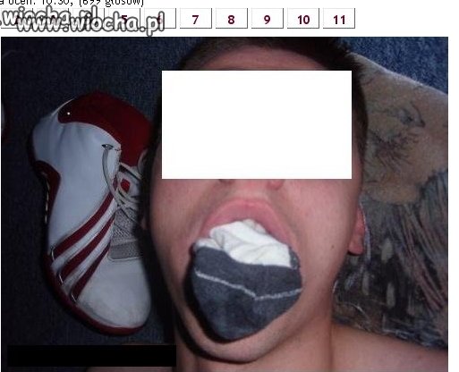 Białe adidaski i spocona skarpetka w buzi... 
