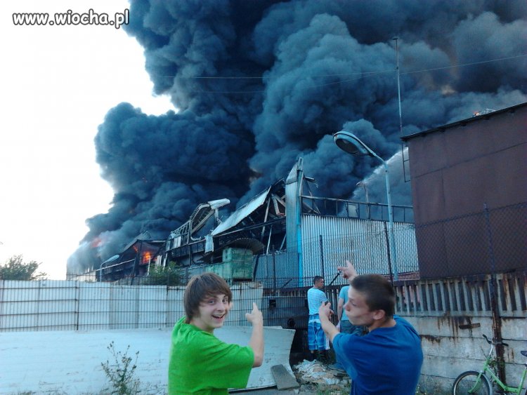 Palący się budynek