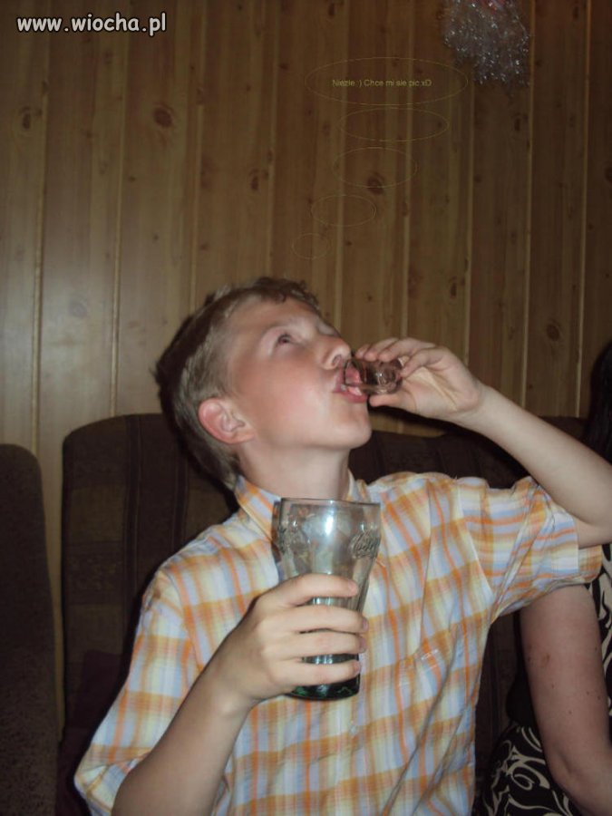 12 letni chłopiec lansuje się na alkohol.