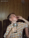 12 letni chłopiec lansuje się na alkohol.