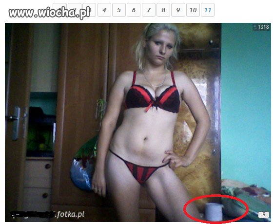 Taka sobie sesyjka z papierem toaletowym w tle 