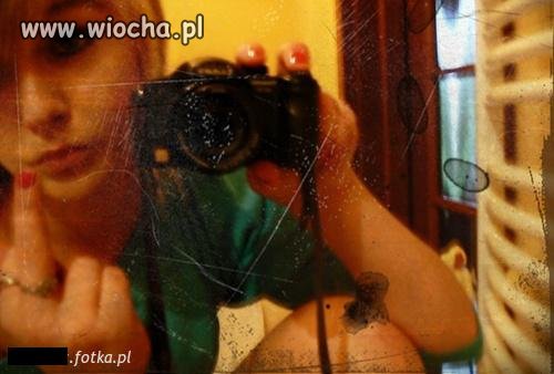 Lans na aparat i środkowy palec