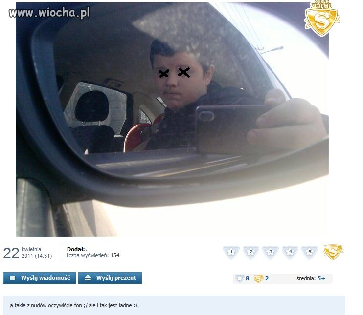 Fotka w brudnym lusterku samochodowym